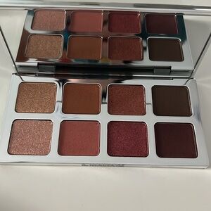 IL Makiage-COLOR BOSS MASTER EYESHADOW
MULTI-DIMENSIONAL 8-PAN EYE COLOR PALETTE